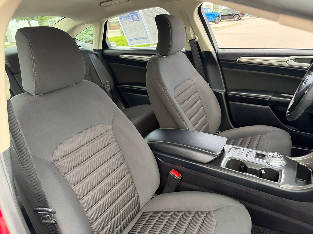 Used 2019 Ford Fusion SE FWD image 12