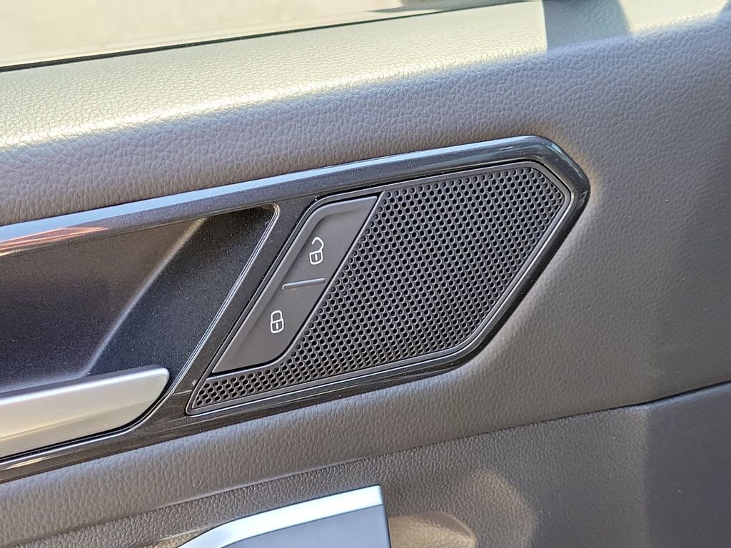 Used 2023 Volkswagen Tiguan SE R-Line image 17