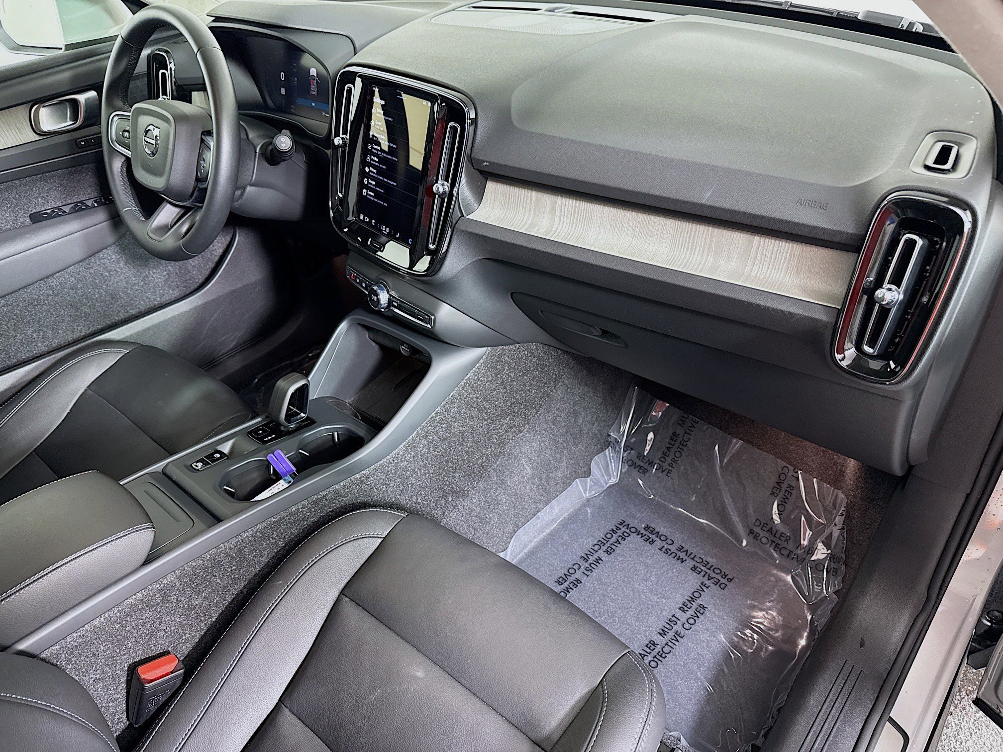 Used 2025 Volvo XC40 B5 Core image 30