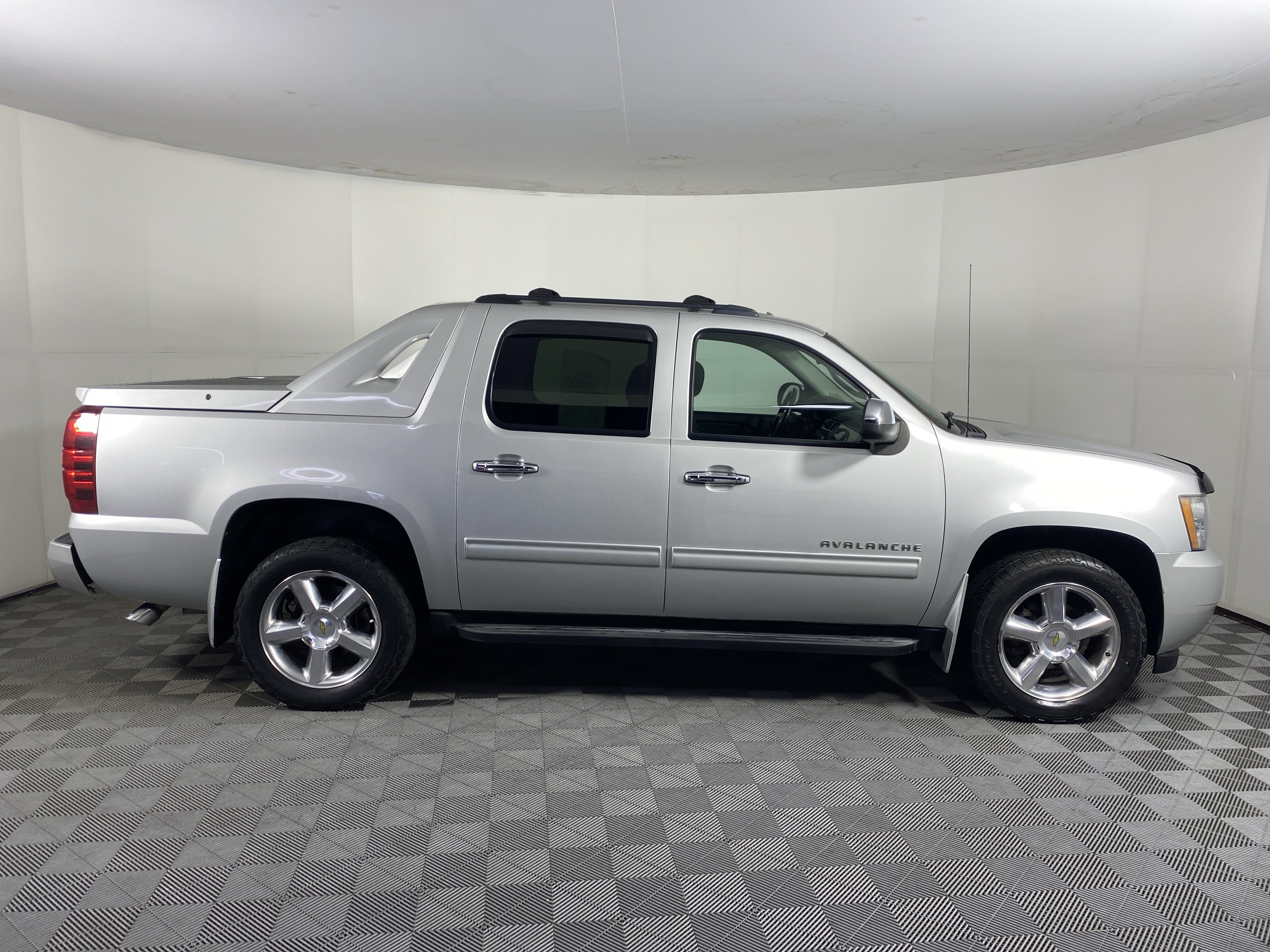 Used 2011 Chevrolet Avalanche LS w/ Regional Value Package AWD/4WD image 3