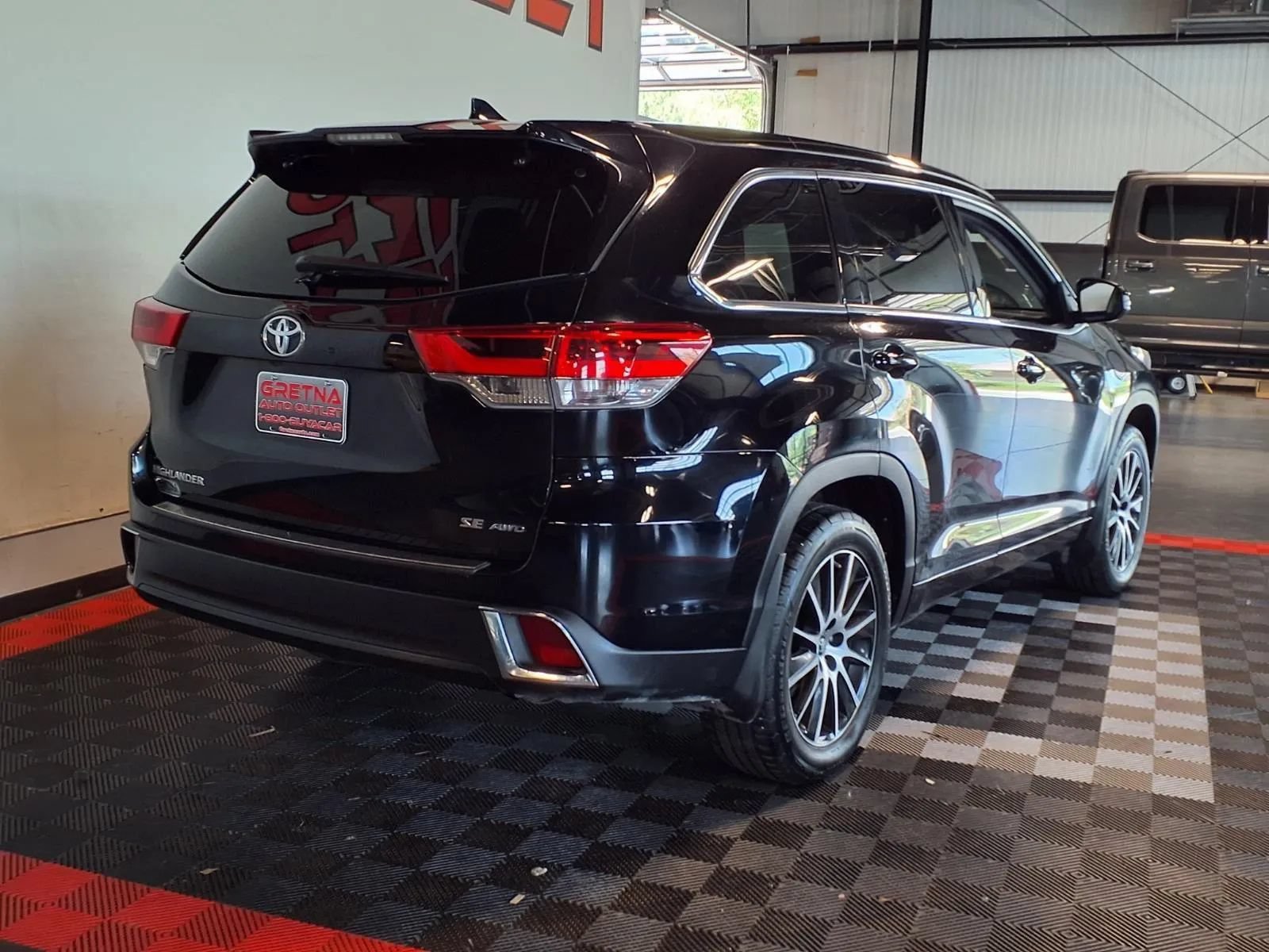 Used 2017 Toyota Highlander XLE AWD/4WD image 10