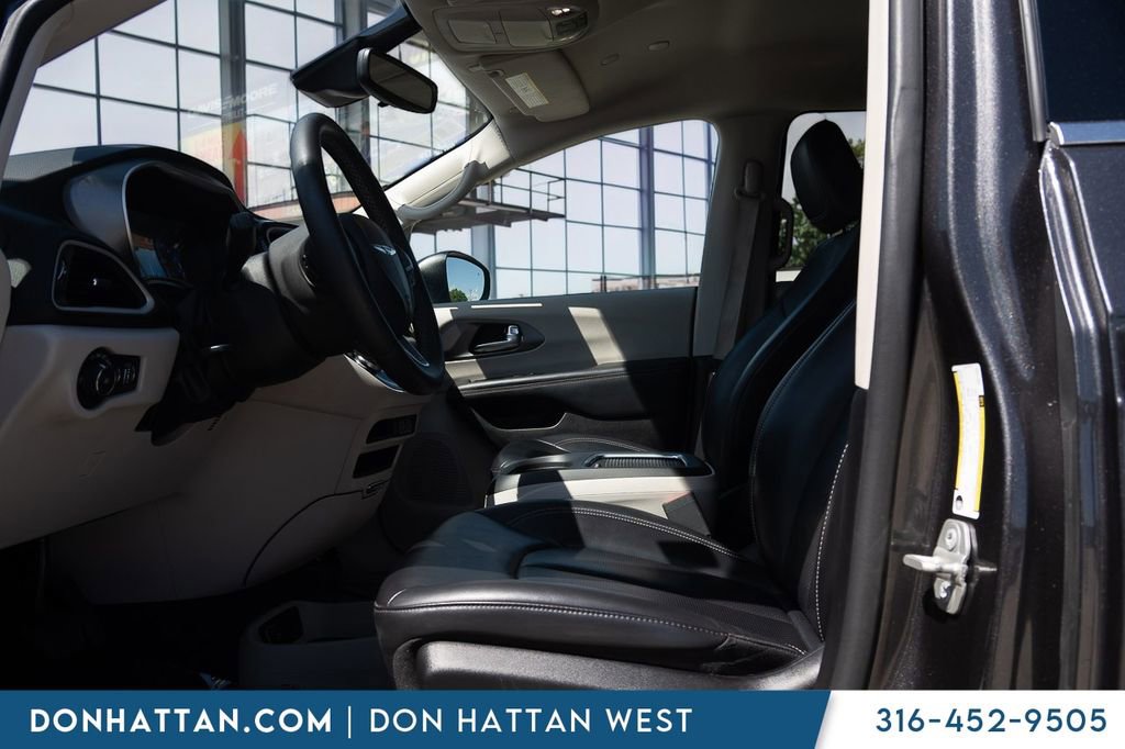 Used 2023 Chrysler Pacifica Touring-L FWD image 3