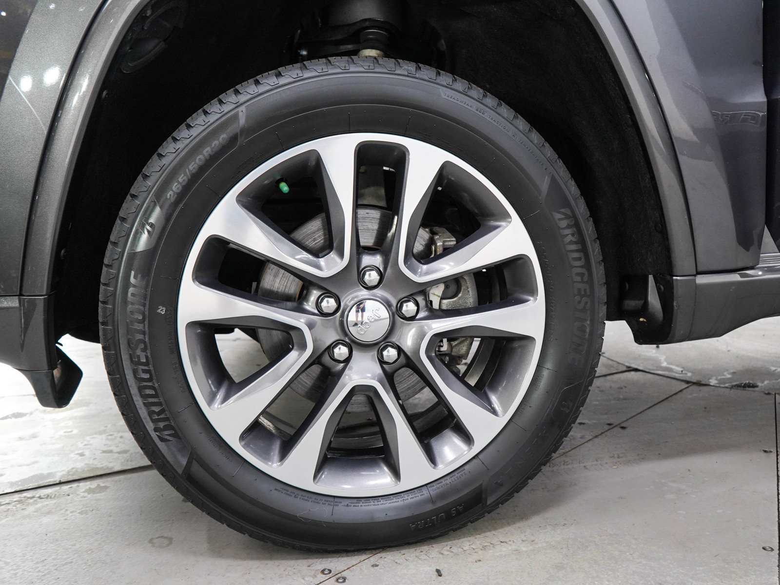 Used 2017 Jeep Grand Cherokee Overland AWD/4WD image 30