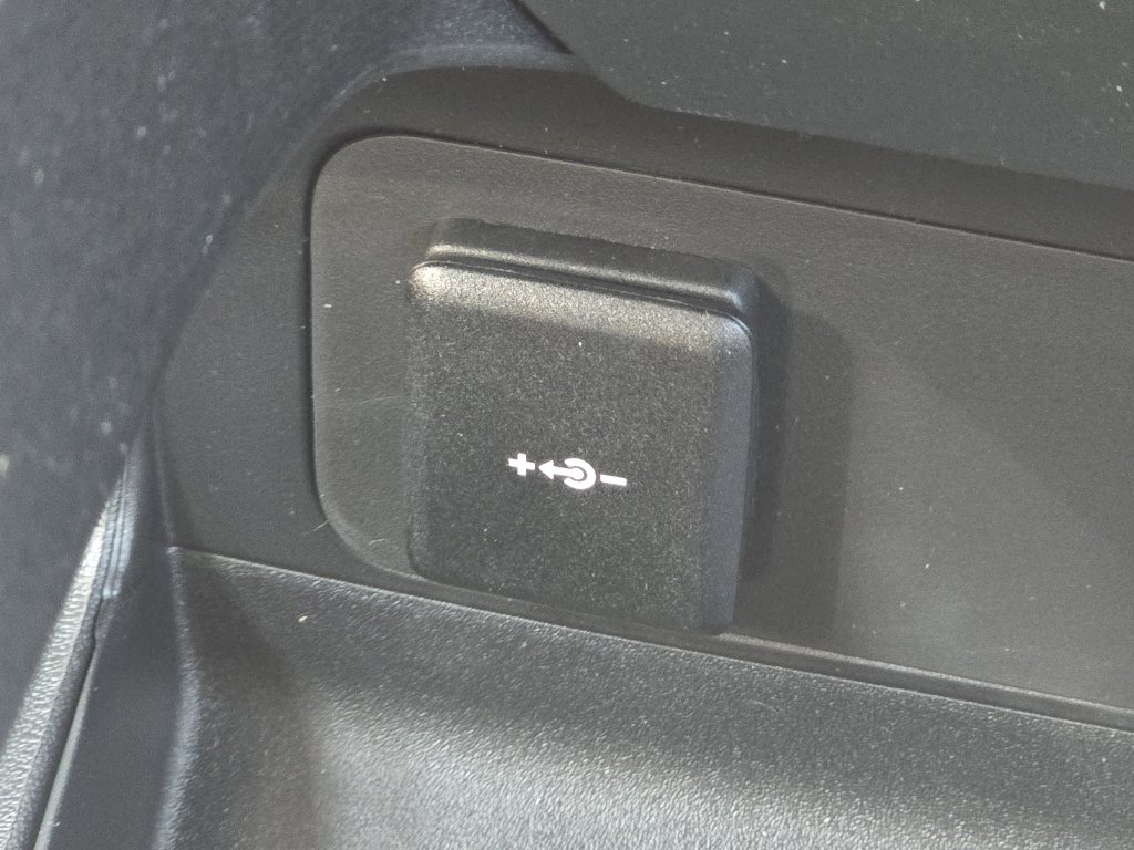 Used 2025 Land Rover Defender 110 X-Dynamic SE image 10