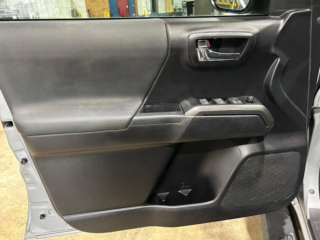 Used 2020 Toyota Tacoma SR5 AWD/4WD image 17