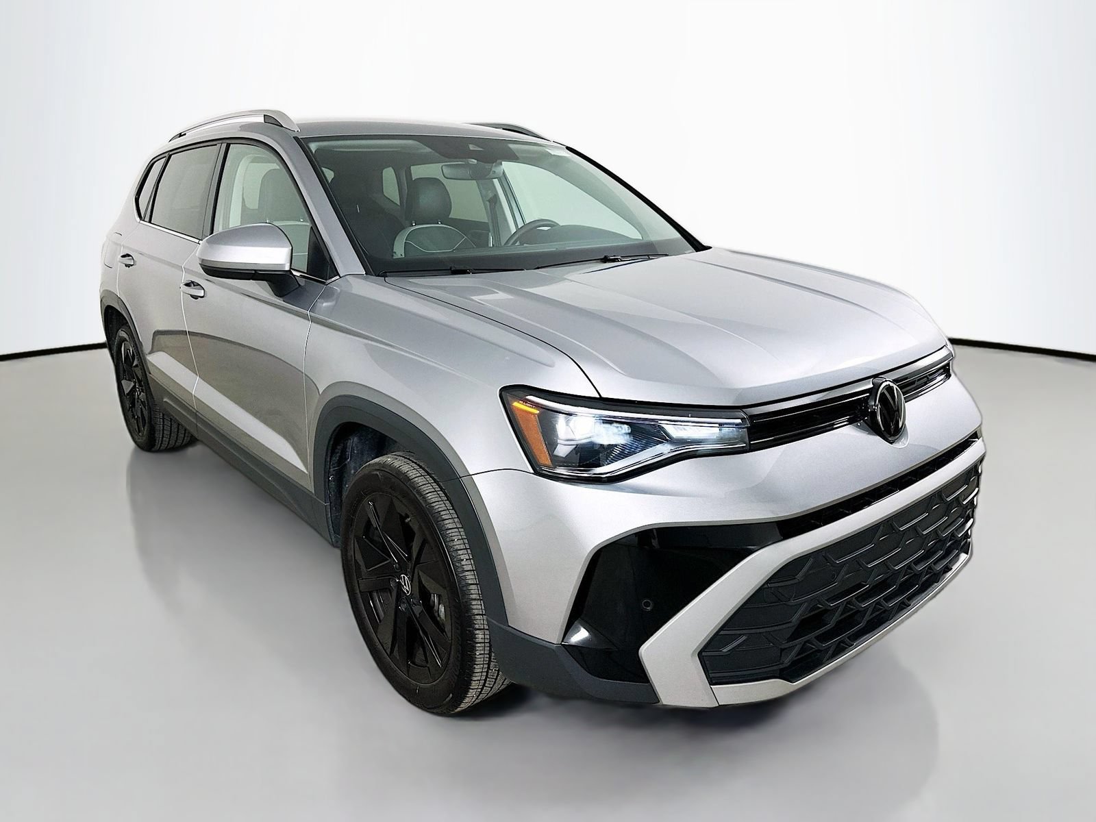 Used 2025 Volkswagen Taos SE FWD image 3