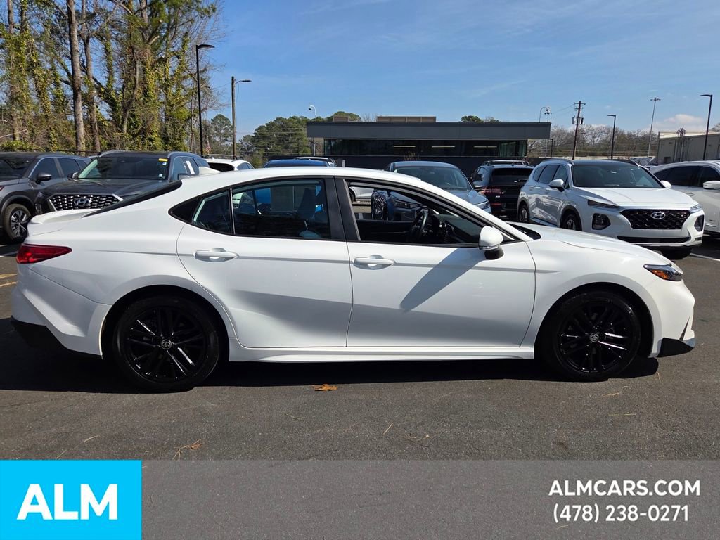 Used 2025 Toyota Camry SE image 7