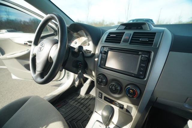 Used 2013 Toyota Corolla LE image 29