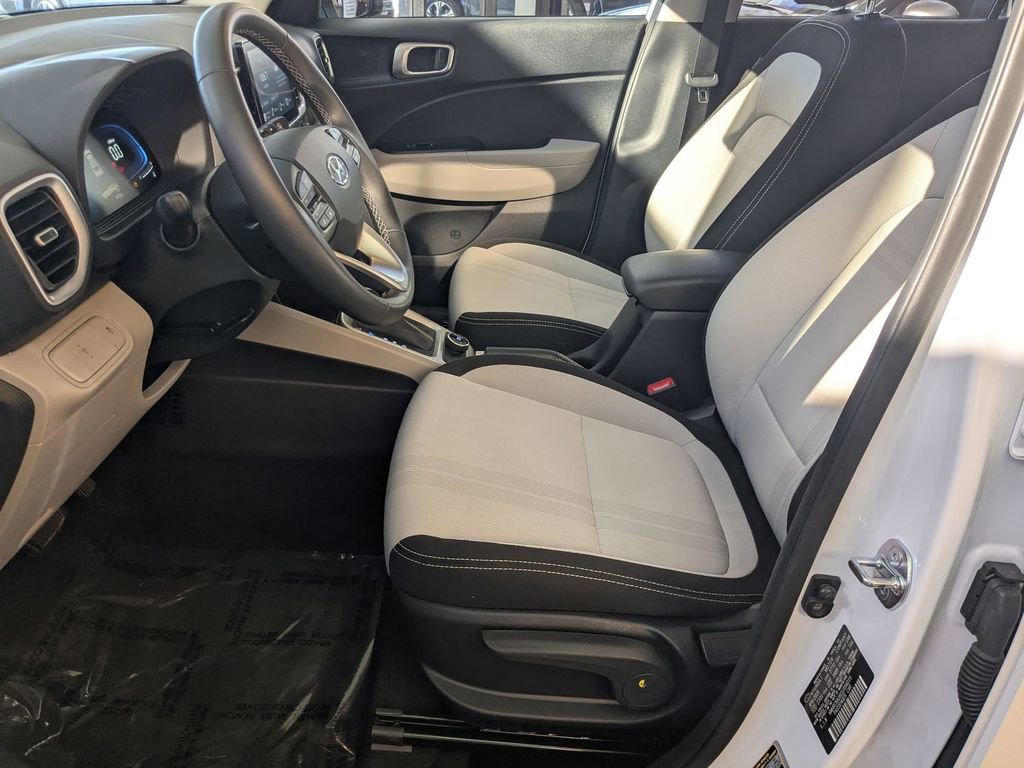 Used 2025 Hyundai Venue SEL image 21