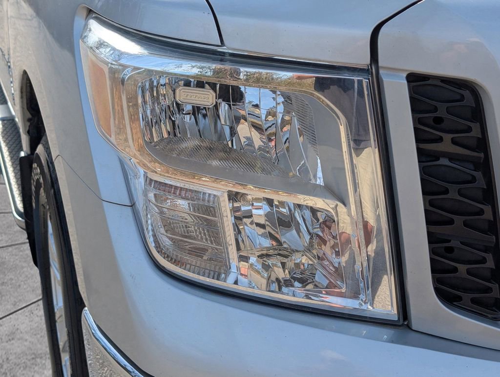 Used 2019 Nissan Titan SV AWD/4WD image 9