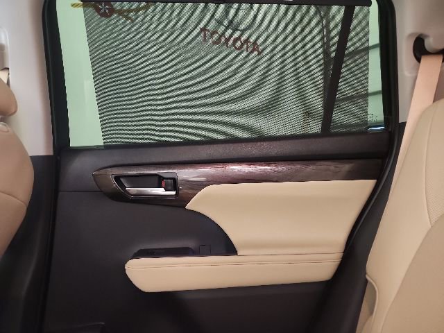 Certified 2025 Toyota Highlander Limited AWD/4WD image 41