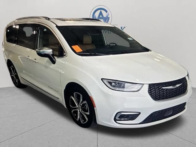 Used 2025 Chrysler Pacifica Pinnacle w/ Trailer Tow Group FWD image 27