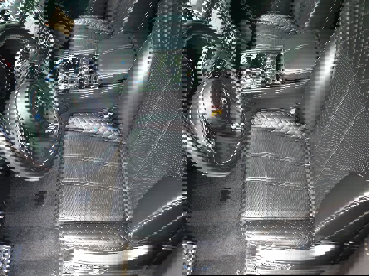 Used 2020 Bentley Bentayga Plug-In Hybrid image 13