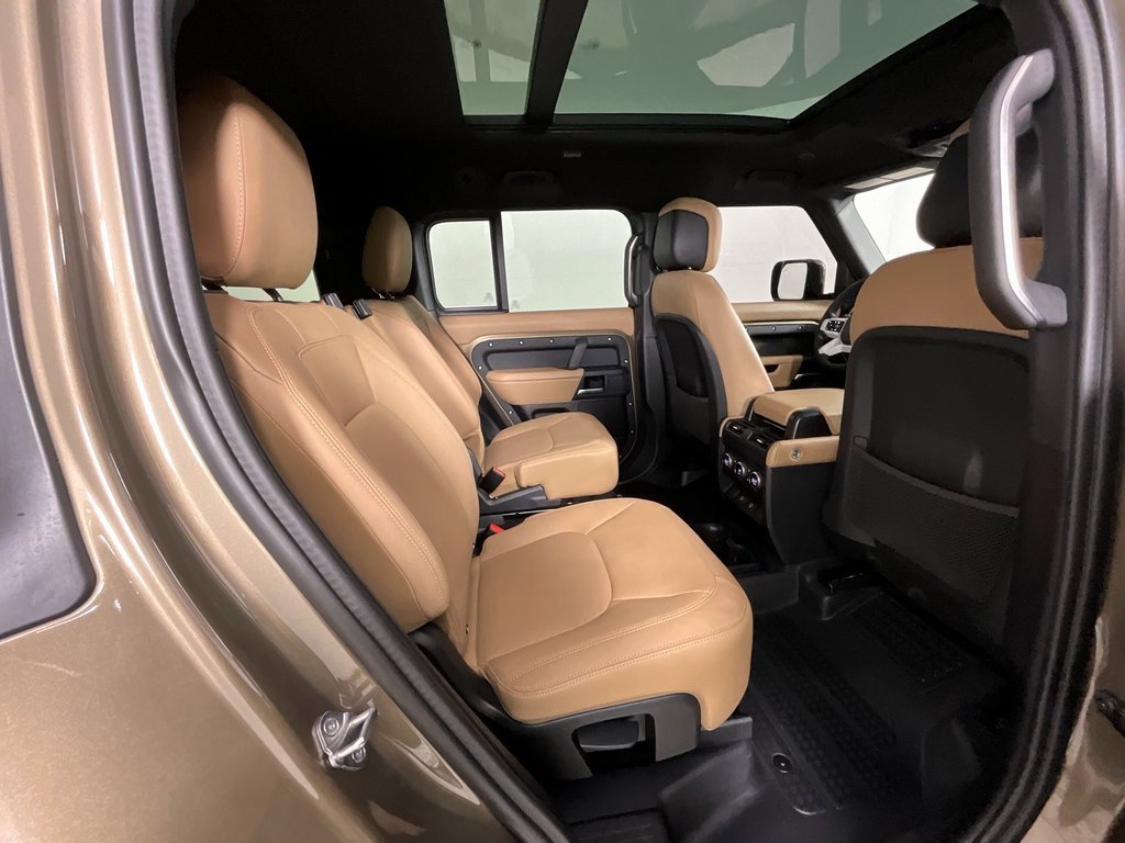 Used 2025 Land Rover Defender 130 X-Dynamic SE image 24