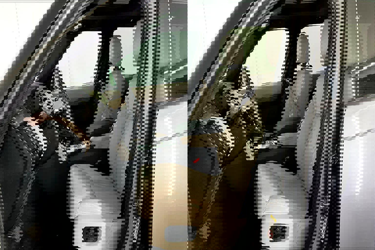 Used 2020 Land Rover Discovery HSE image 9