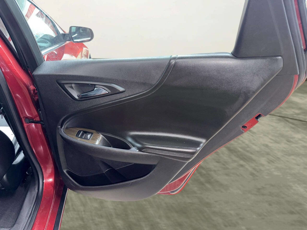 Used 2018 Chevrolet Malibu Premier w/ Premier Sun and Wheel Package FWD image 22