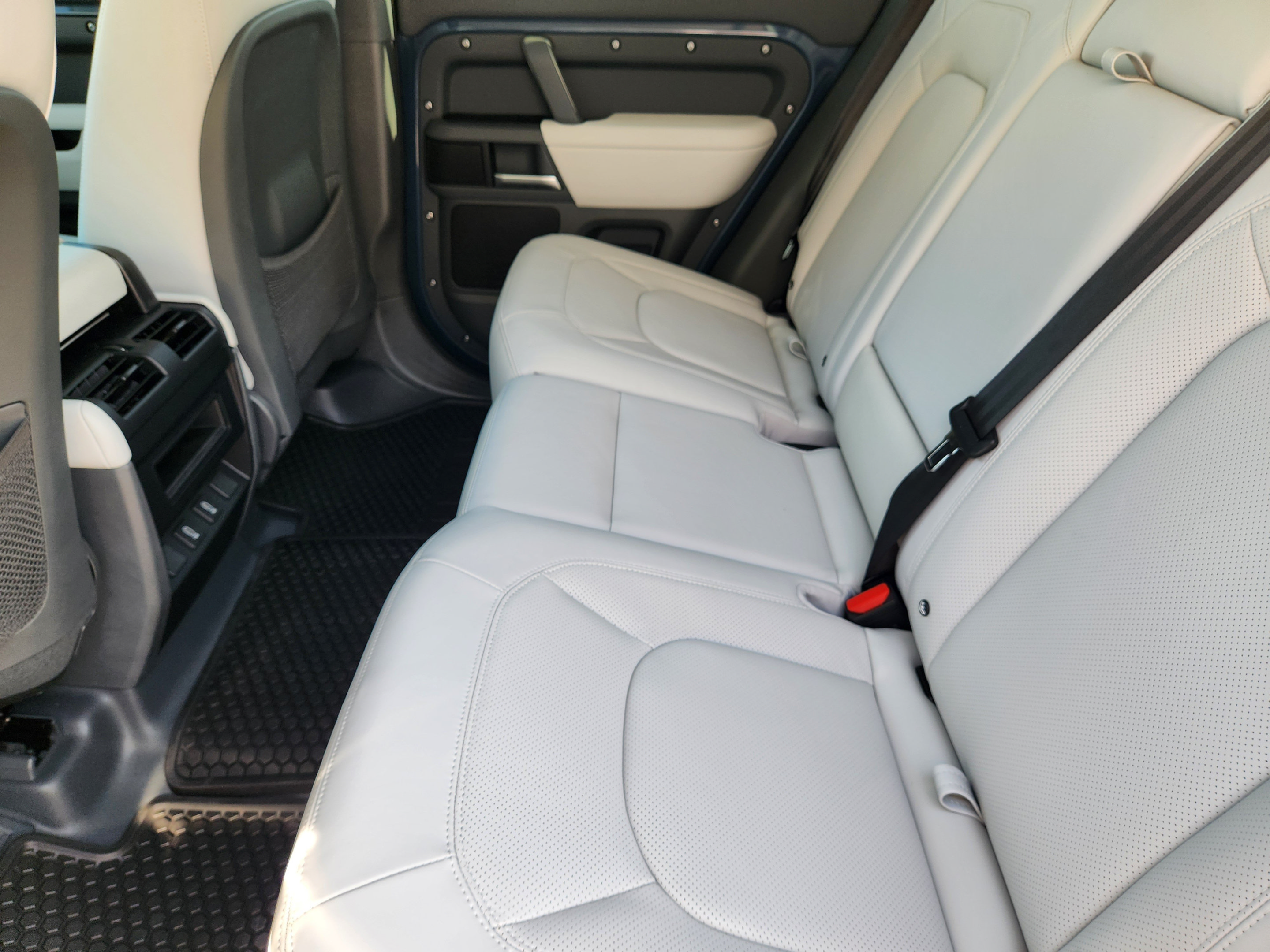 New 2026 Land Rover Defender 110 X-Dynamic SE AWD/4WD image 31