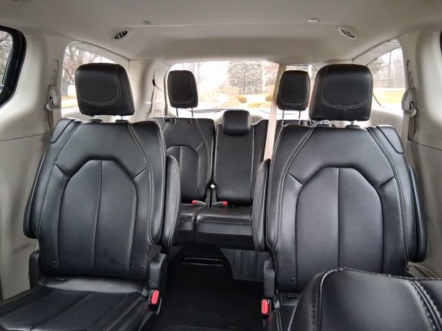 Used 2024 Chrysler Pacifica Touring-L image 21