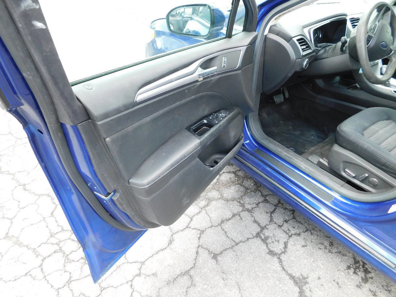 Used 2016 Ford Fusion SE FWD image 26