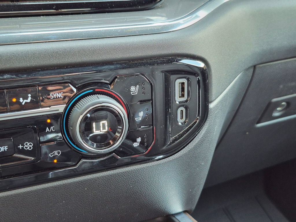 Used 2024 Chevrolet Silverado 1500 High Country w/ Technology Package AWD/4WD image 18