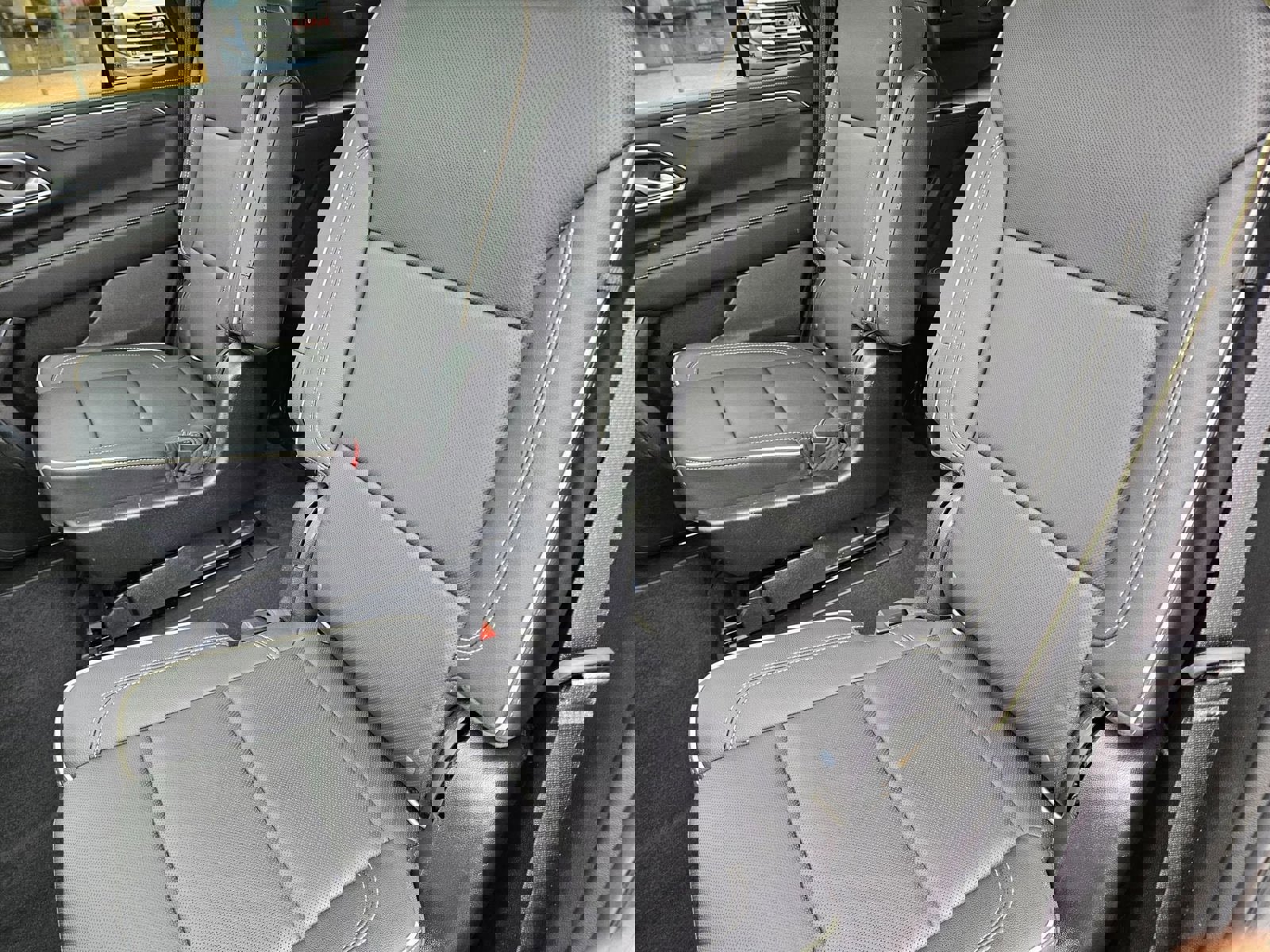 Used 2022 GMC Yukon SLT w/ SLT Luxury Package image 28