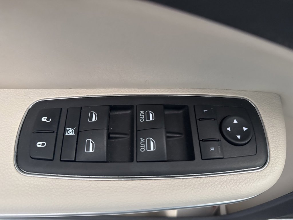 Used 2023 Chrysler 300 Touring L image 20