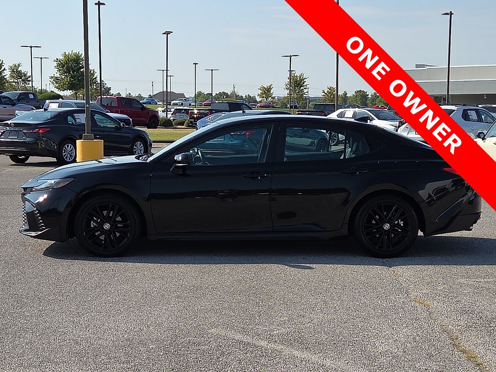 Used 2025 Toyota Camry SE FWD image 3