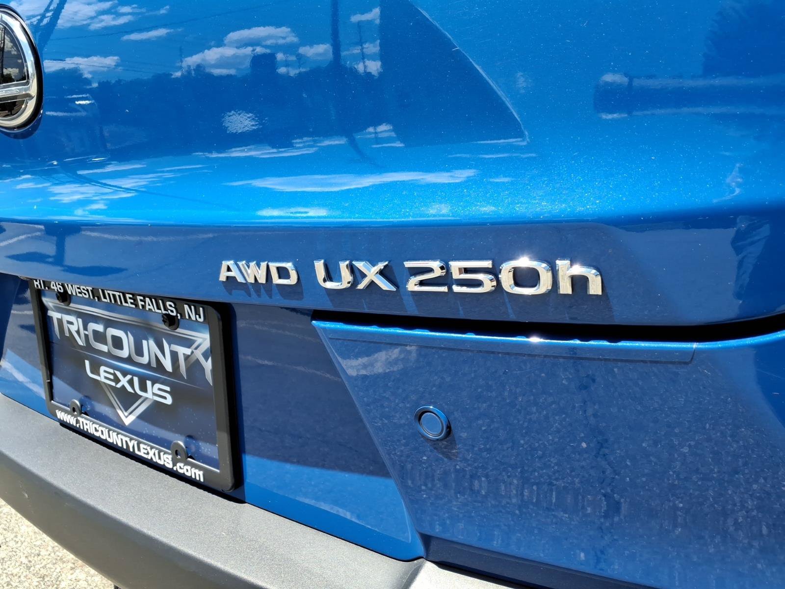 Used 2024 Lexus UX 250h AWD w/ Premium Package image 15
