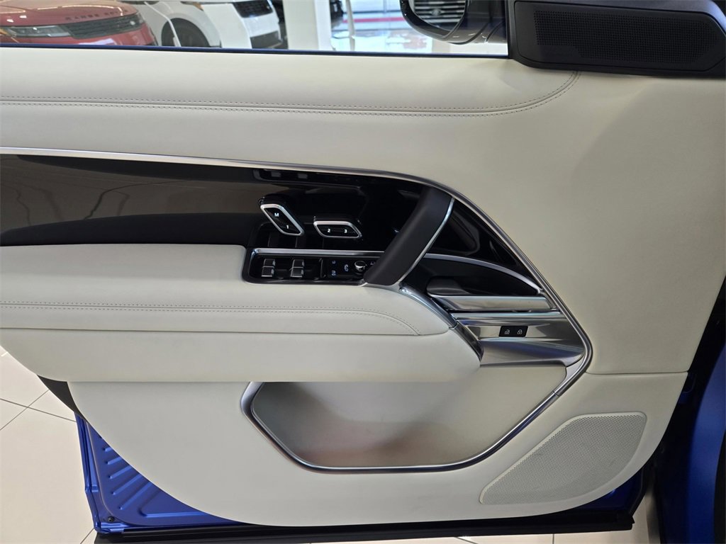 New 2025 Land Rover Range Rover SE image 14