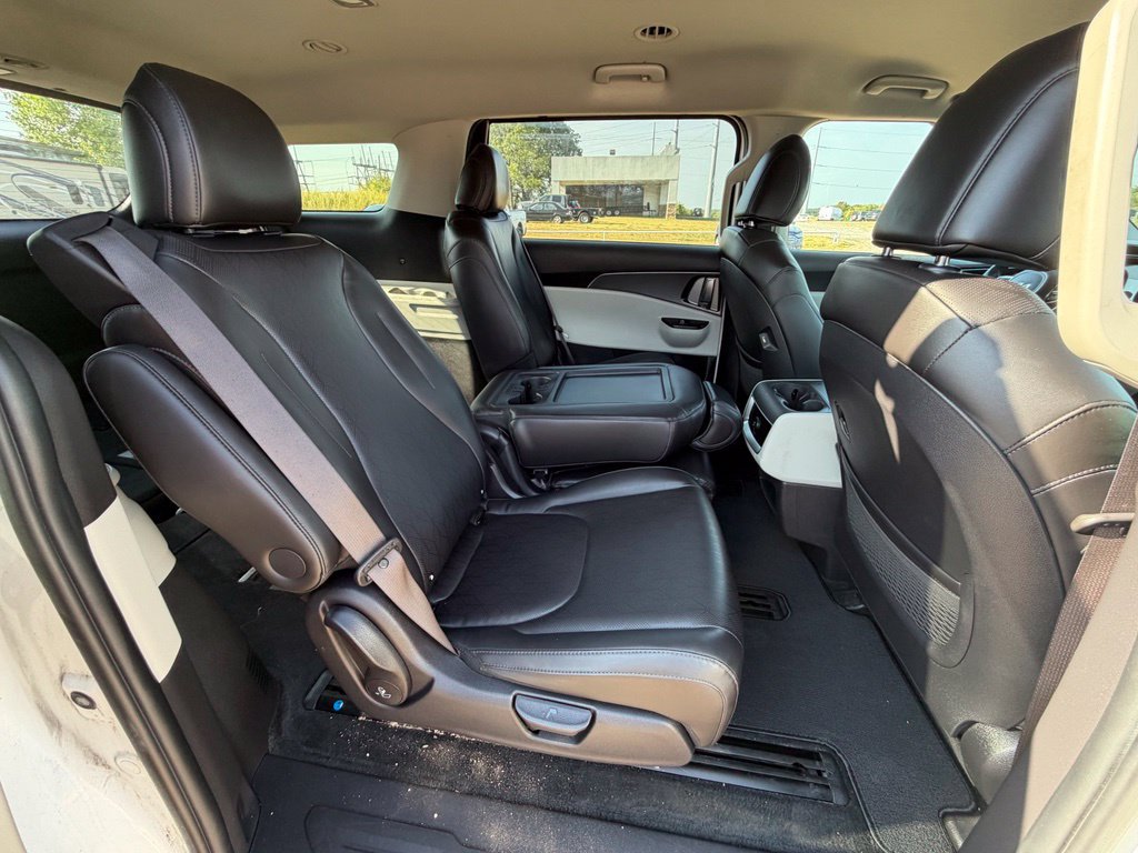 Used 2022 Kia Carnival LX FWD image 19