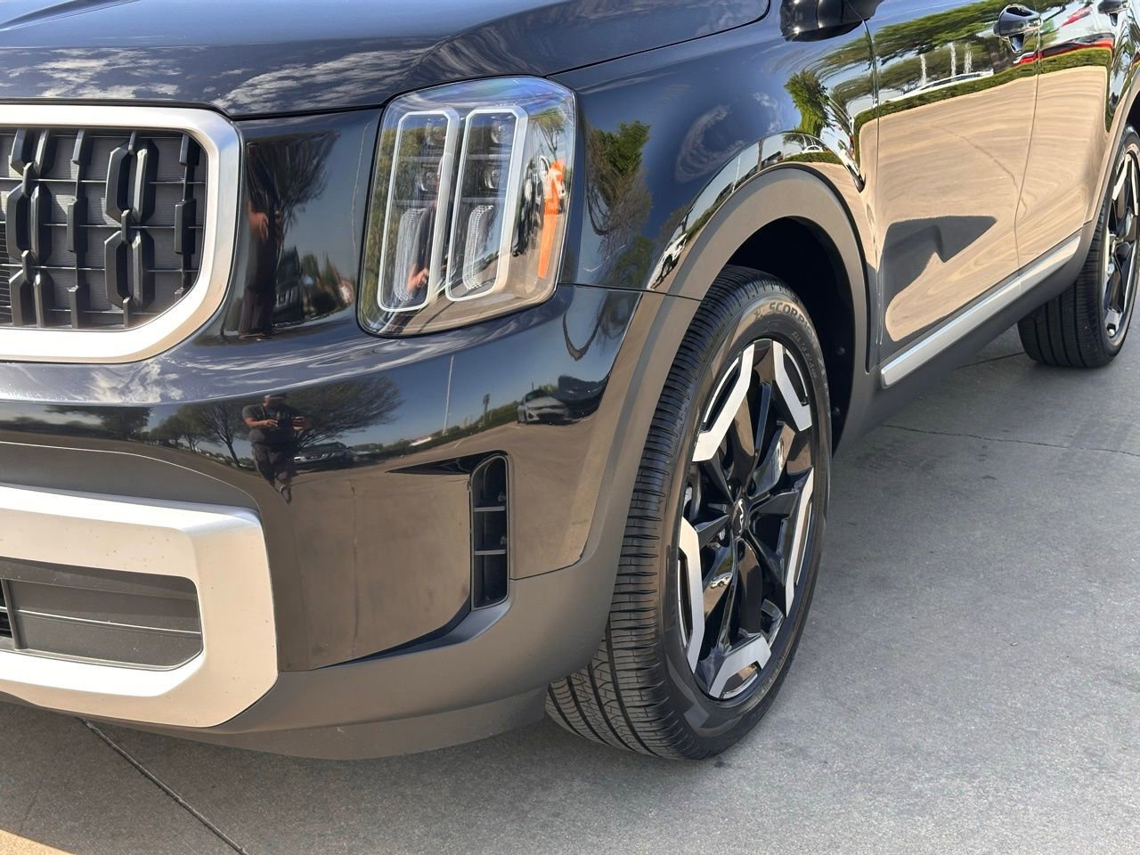 Used 2025 Kia Telluride EX w/ EX Captain's Chair Package image 9