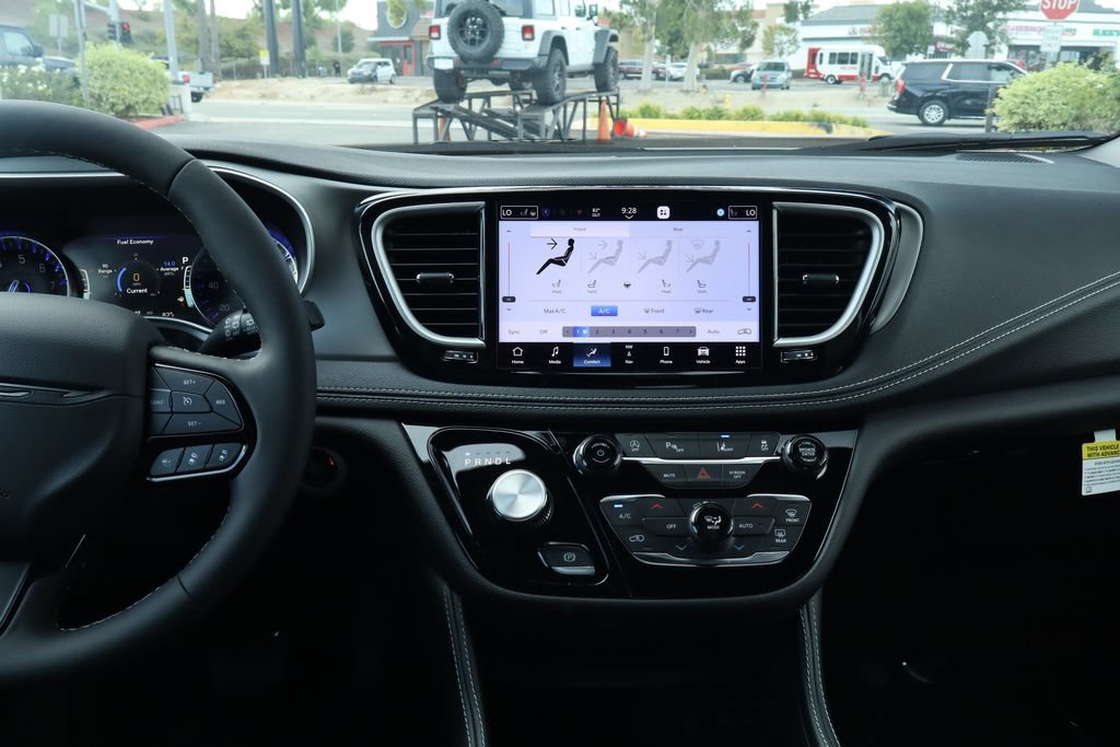 New 2027 Chrysler Pacifica Limited AWD/4WD image 25