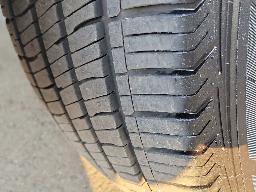 Used 2023 Volvo XC60 B5 Plus image 25