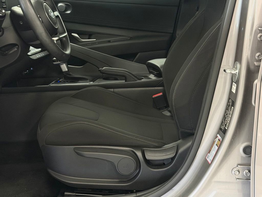 Used 2023 Hyundai Elantra SEL w/ Preferred Accessory Package FWD image 12