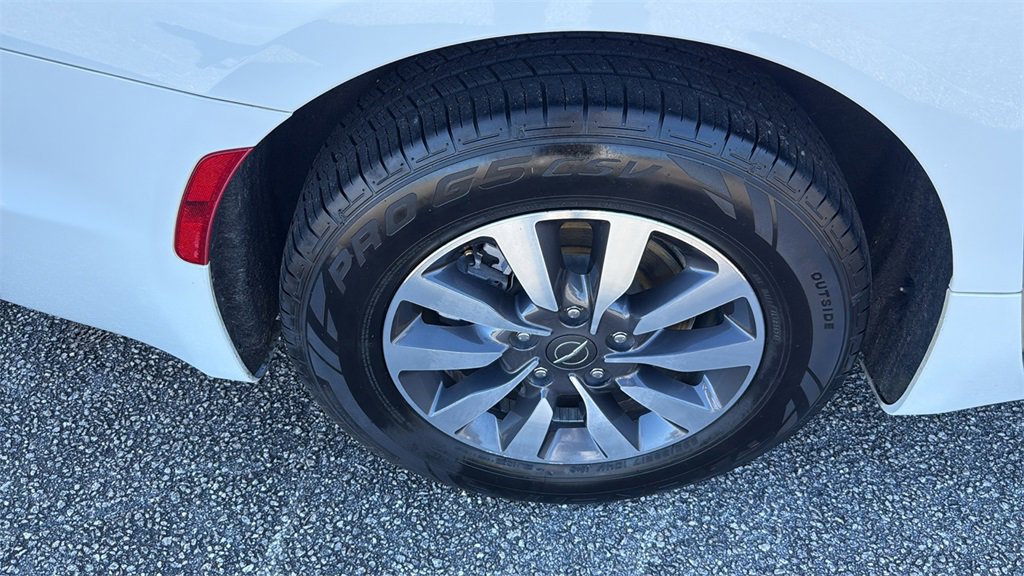 Used 2022 Chrysler Pacifica Touring-L image 10