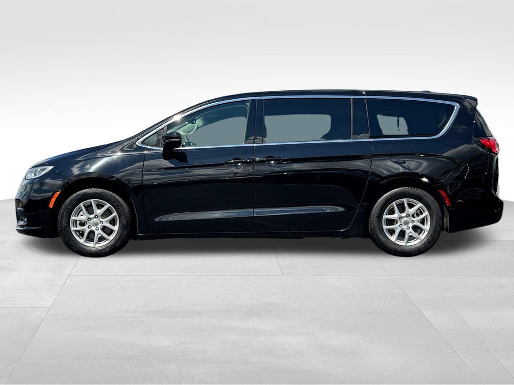 Used 2024 Chrysler Pacifica Touring-L FWD image 4