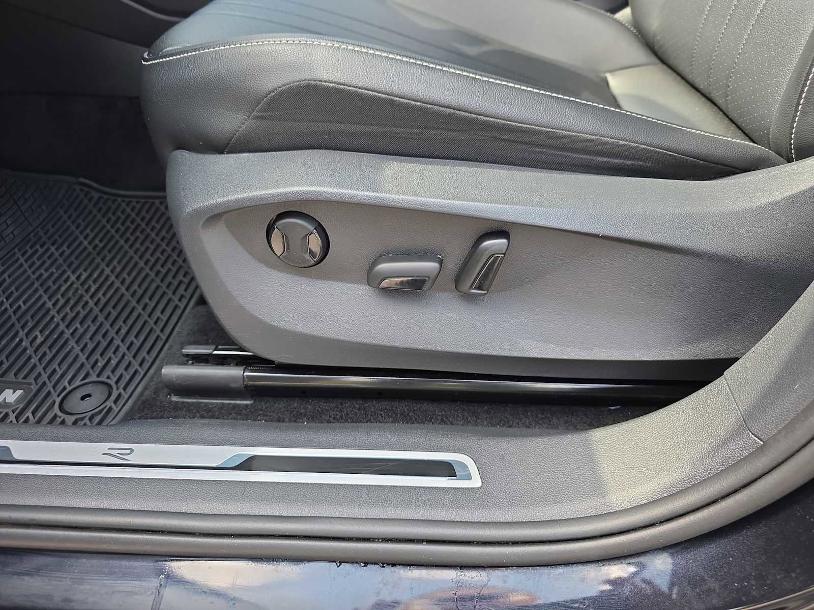 Used 2023 Volkswagen Tiguan SE R-Line image 10