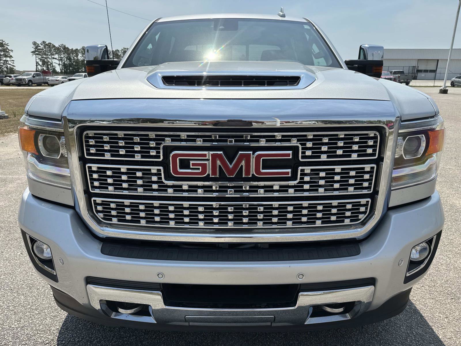 Used 2018 GMC Sierra 2500 Denali w/ Duramax Plus Package AWD/4WD image 9