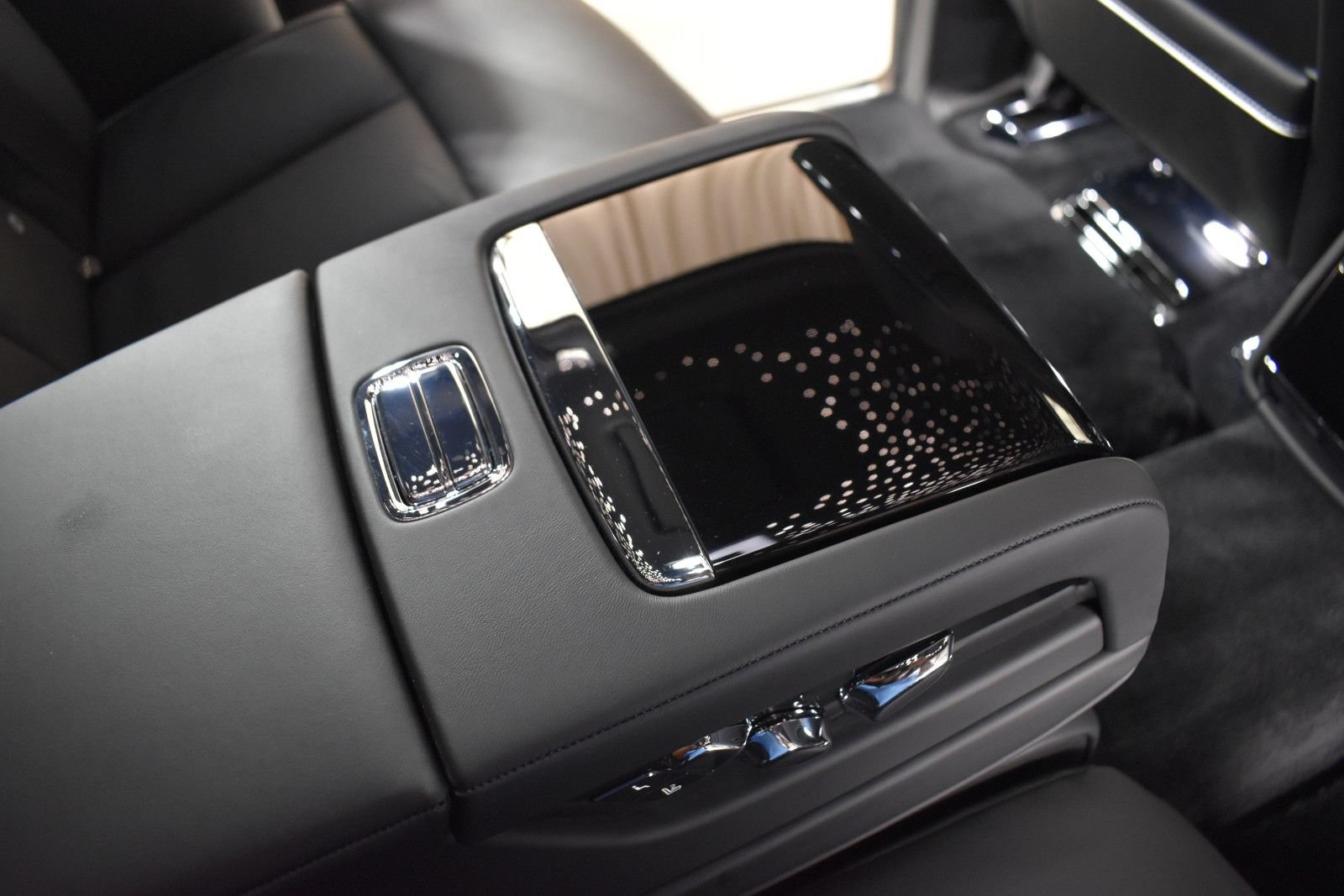 New 2027 Rolls-Royce Phantom Sedan RWD image 21