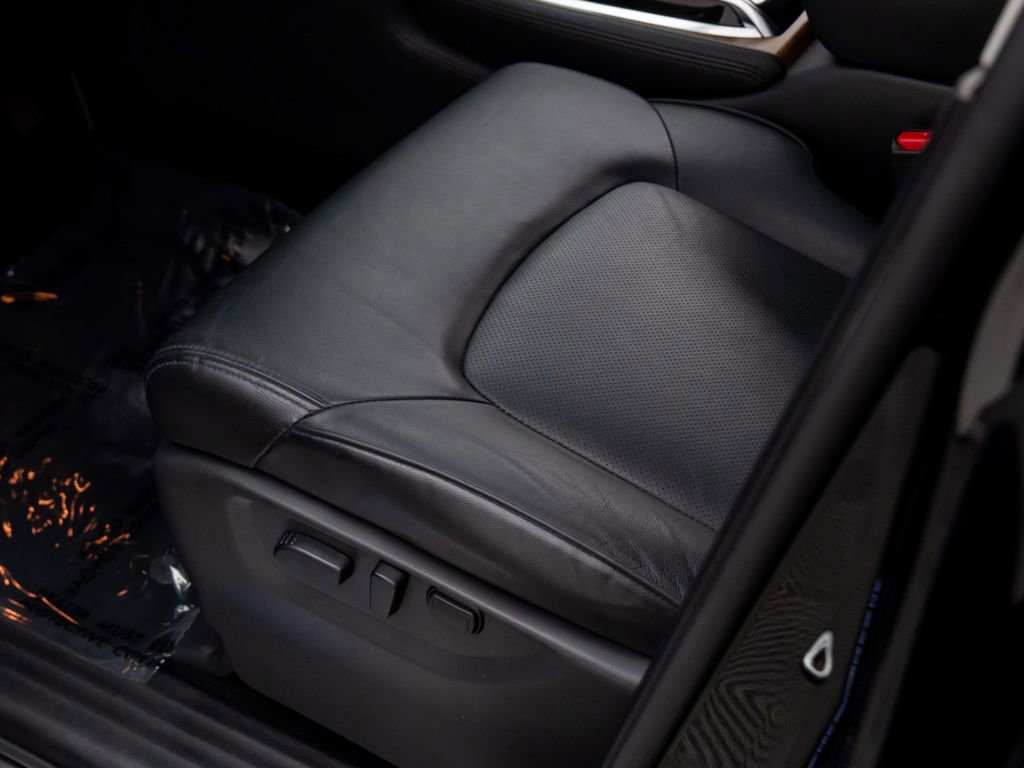 Used 2023 Nissan Armada SL w/ Captain's Chairs Package image 15