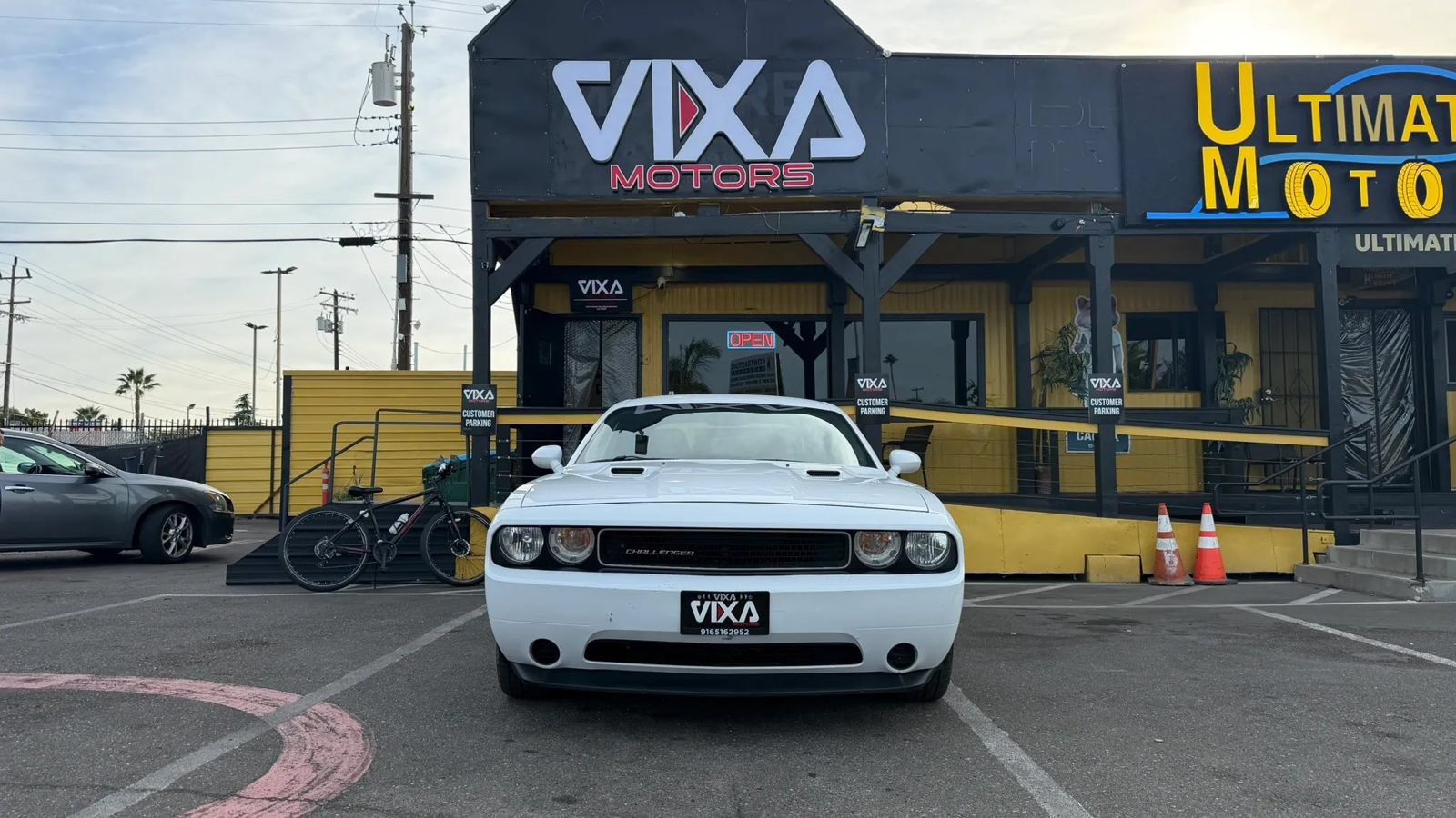Used 2012 Dodge Challenger SXT RWD image 2
