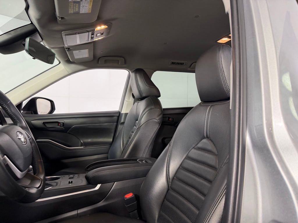 Used 2023 Toyota Highlander LE image 21