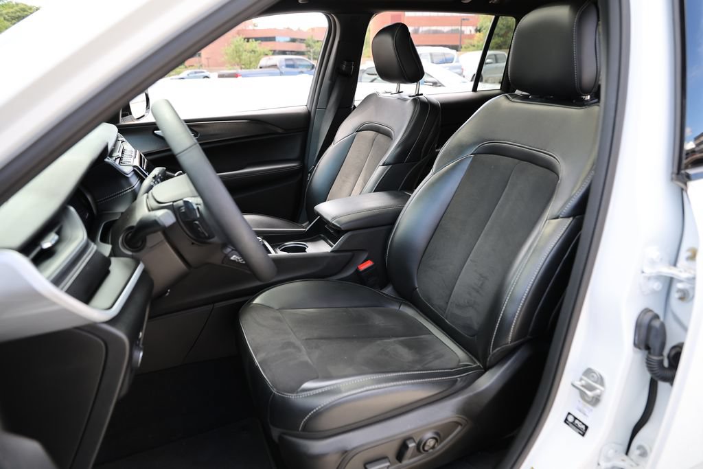 Used 2024 Jeep Grand Cherokee L Altitude AWD/4WD image 18