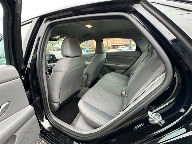 Used 2021 Hyundai Elantra SE image 18