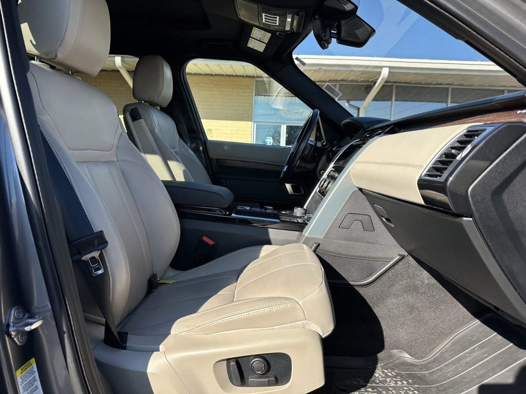 Used 2019 Land Rover Discovery HSE image 15