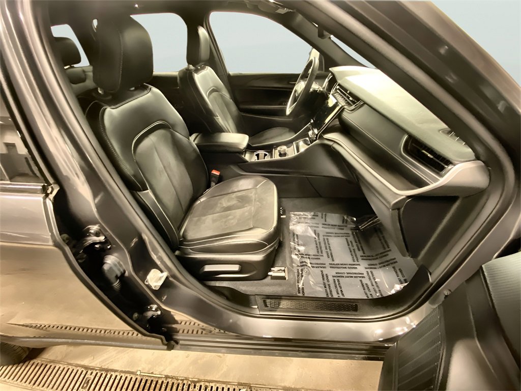 Used 2024 Jeep Grand Cherokee Altitude image 16