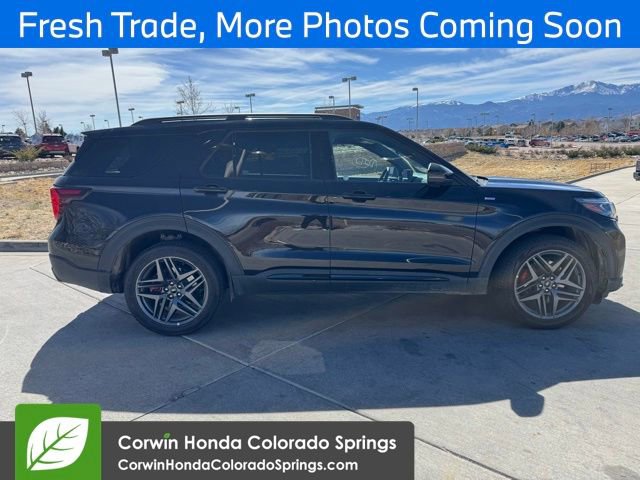 Used 2025 Ford Explorer ST-Line w/ ST-Line Street Pack image 2