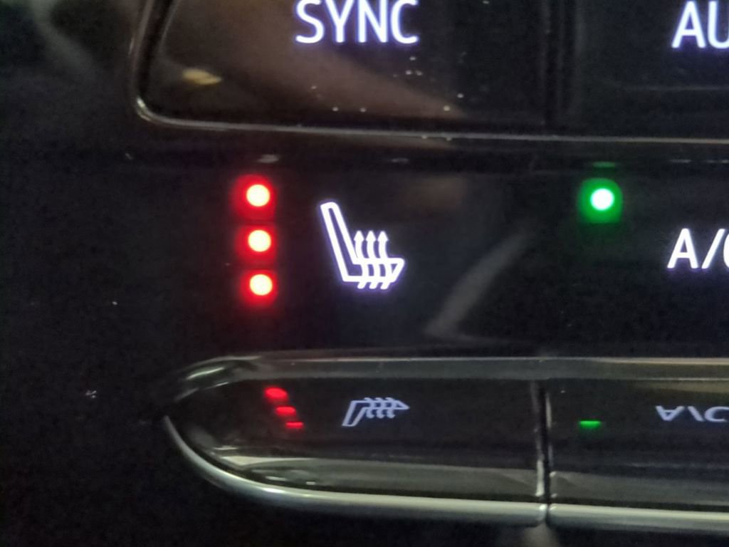 Used 2025 Buick Encore GX Avenir w/ Avenir Technology Package image 27