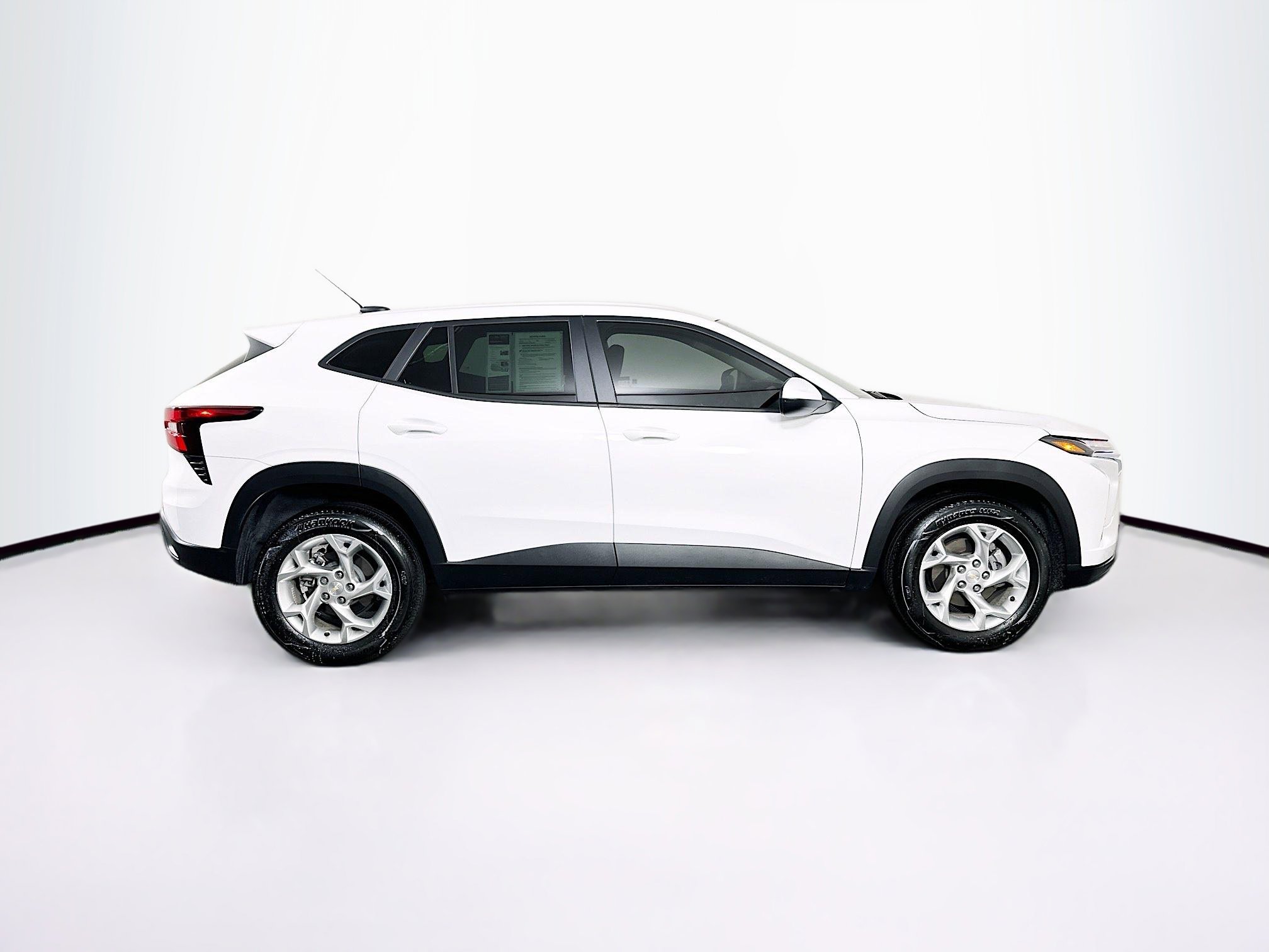 Used 2025 Chevrolet Trax LS w/ LS Convenience Package image 10