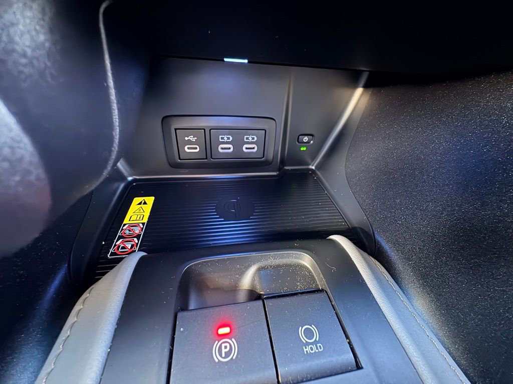 Used 2023 Toyota Venza LE image 33